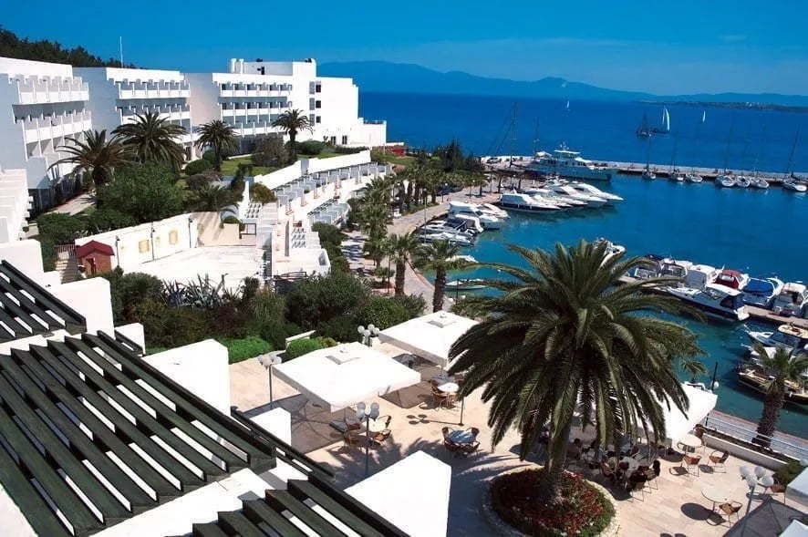 Marina kıyısında palmiyeli tatil tesisi, İzmir