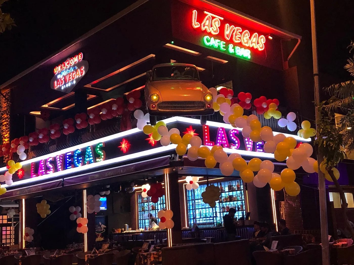 Las Vegas temalı neon tabelalı eğlence mekânının cephesi